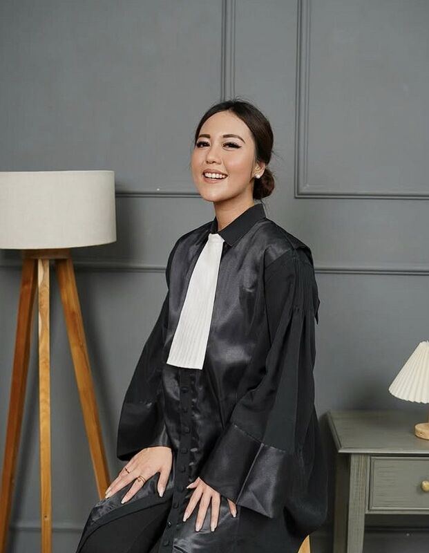 Indira Gustiar dalam toga advokat
